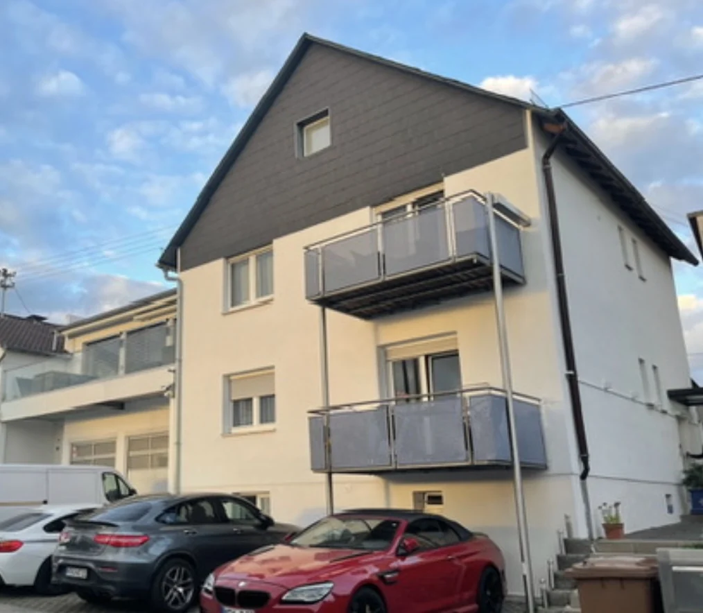 Wohngebäude mit Balkon